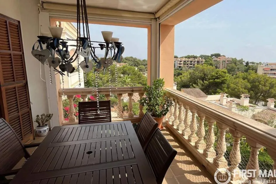 Apartamento de 2 dormitorios con vistas al mar junto a la marina de Portopetro
