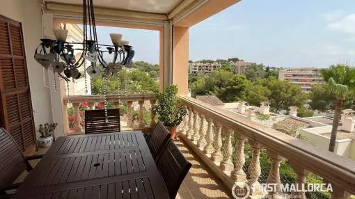 Apartamento de 2 dormitorios con vistas al mar junto a la marina de Portopetro