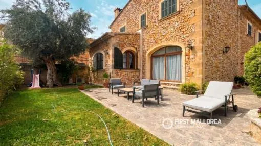 Encanto tradicional y sofisticación contemporánea: amplia casa de pueblo en el corazón de Santa María del Camí