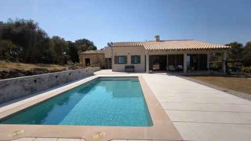 Casa de campo de obra nueva con vistas despejadas, piscina y total privacidad en Búger
