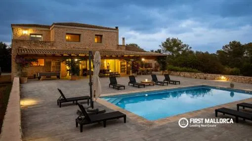 Elegante finca con suite de invitados independiente, piscina y gran patio mallorquín