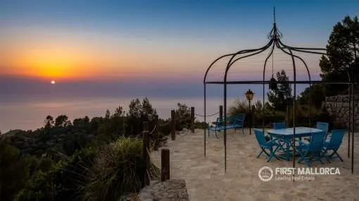 Exclusiva finca histórica con vistas al mar e piscina infinita en Estellencs