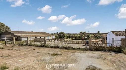 Parcela rústica con edificaciones agrícolas cerca de Santanyí