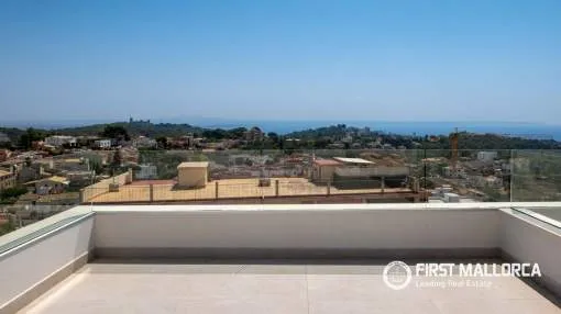 Moderno tríplex con amplia terraza en la azotea y vistas panorámicas al mar y al Castell de Bellver en Génova