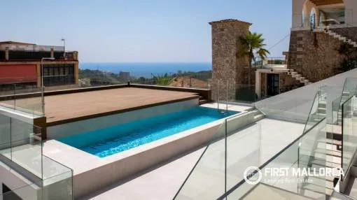 Exclusivo Dúplex con Terraza Solárium, Vistas al Mar y al Castillo de Bellver en Génova