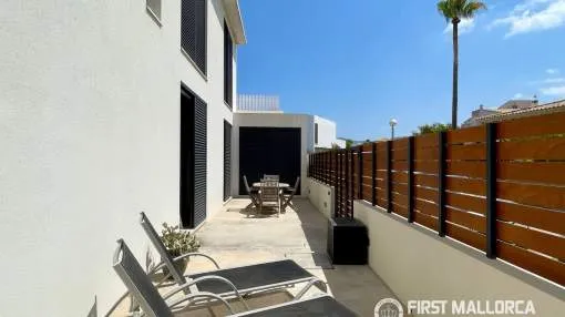 Elegante apartamento en planta baja con jardín privado, a pocos pasos del mar