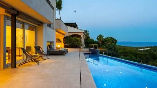 Moderna villa en el exclusivo Anchorage Hill con vistas al mar