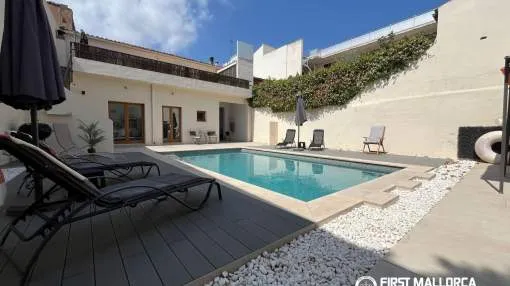 Espectacular casa de pueblo reformada con piscina y garaje doble en Sa Pobla