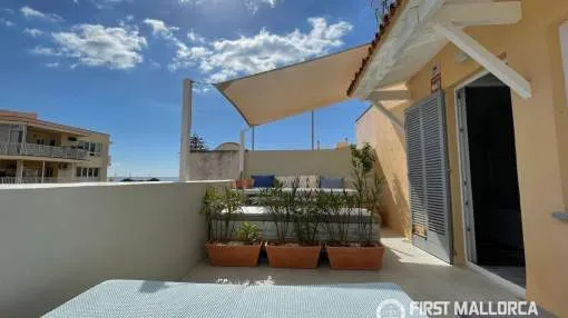 Ático reformado con vistas parciales al mar en El Terreno