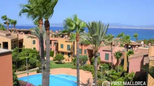 Ático con amplia terraza privada en la azotea y vistas al mar en Son Veri Nou