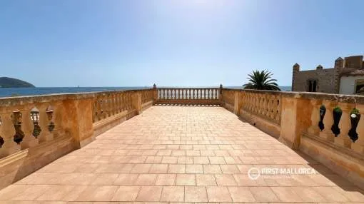 Apartamento amplio con vistas al mar en primera línea de mar en Port Verd