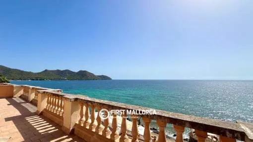 Ático dúplex con vistas al mar en primera línea de mar en Port Verd