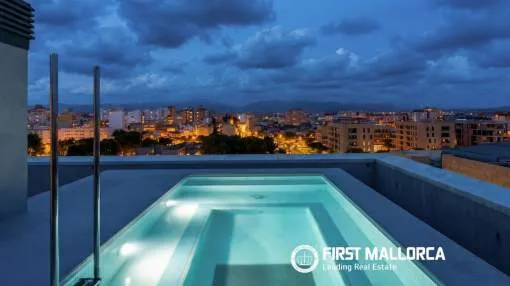 Ático único con piscina privada de fondo de cristal sobre el salón