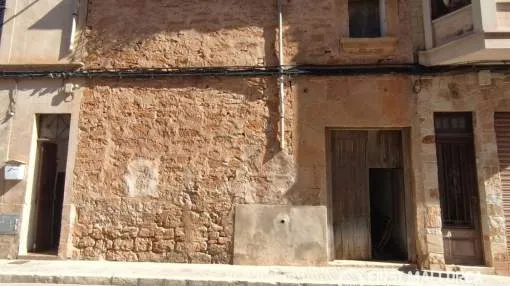 Casa de pueblo en Llucmajor: Un lienzo único para reformar con jardín privado de 80 m²