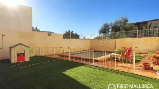 Acogedor apartamento en planta baja con amplio patio privado y piscina