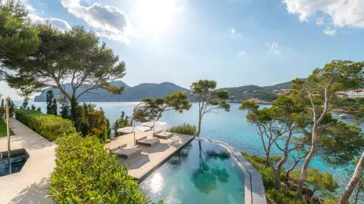 Extraordinaria propiedad en primera línea en Camp de Mar con maravillosa villa principal y otra para invitados. Extraordinaria propiedad en primera línea en Camp de Mar con maravillosa villa principal y otra para invitados.