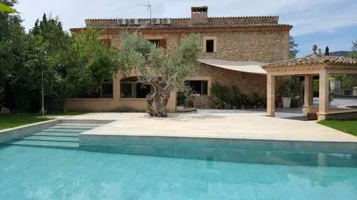 Romántica casa de pueblo con carácter mediterráneo y espléndidas vistas a la Sierra Tramuntana