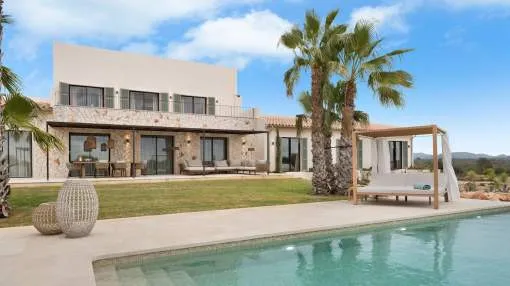 Exclusiva finca de nueva construcción con piscina e impresionantes vistas en una zona popular