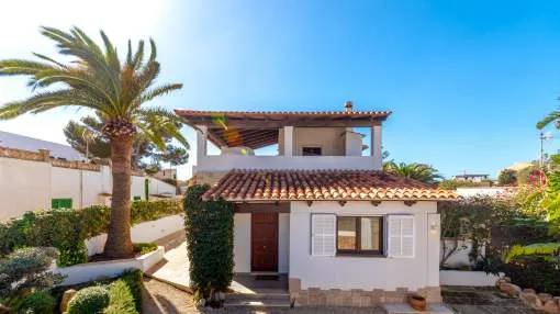 Hermosa villa con piscina y vistas al mar a poca distancia de la playa en
