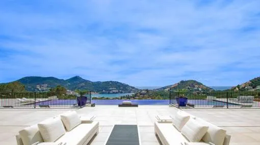 Lujoso chalet con fantásticas vistas sobre un solar de 100.000 m² por estrenar