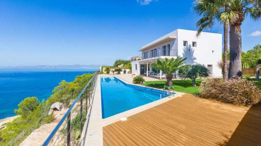 Lujosa villa de estilo contemporáneo con vistas panorámicas al mar Lujosa villa de estilo contemporáneo con vistas panorámicas al mar