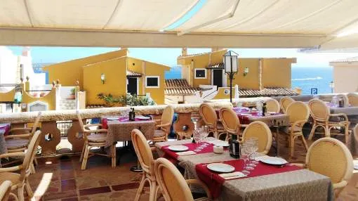 Restaurante bien ubicado con gran terraza con vistas al mar