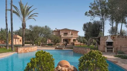 Exclusiva finca de piedra natural con licencia de vacaciones y amplia propiedad en el sur de Mallorca