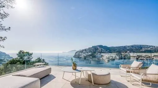 Moderna villa de lujo con impresionantes vistas al mar y panorámicas