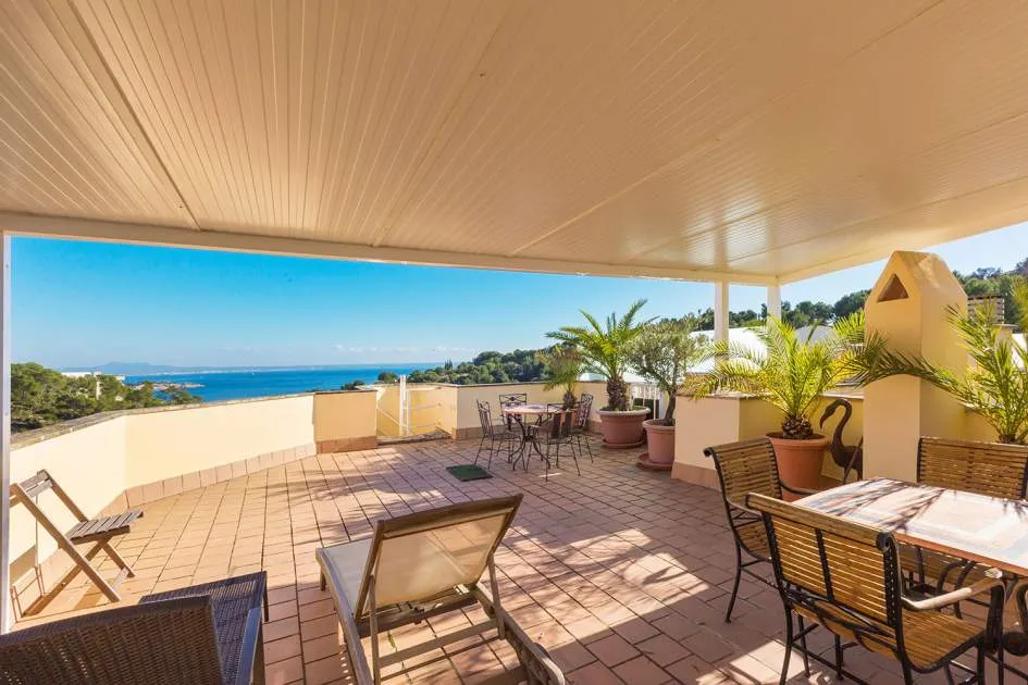 Ático modernizado con solárium e impresionantes vistas al mar