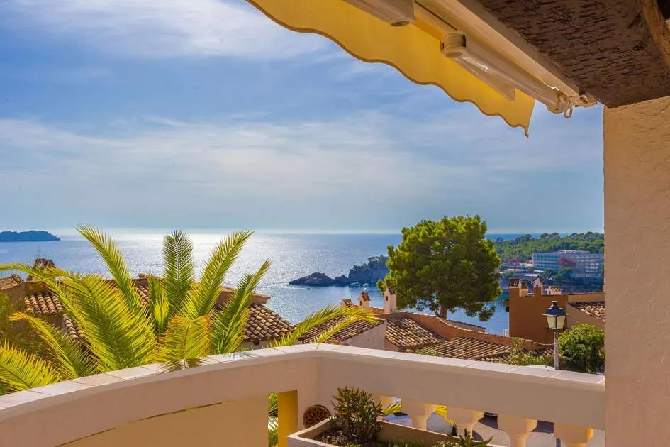 Apartamento mediterráneo con terraza mirando al mar