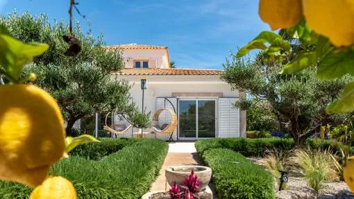 Fantástica villa con piscina y parcela vecina con jardín mediterráneo
