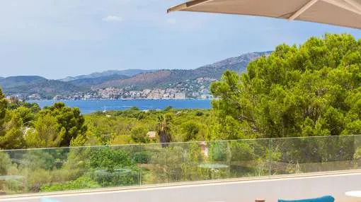 Moderna villa con vistas al mar y zona para invitados