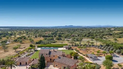Exclusiva finca de piedra natural con licencia de alquiler y vistas al mar de Cabrera en ubicación privilegiada de Santanyí