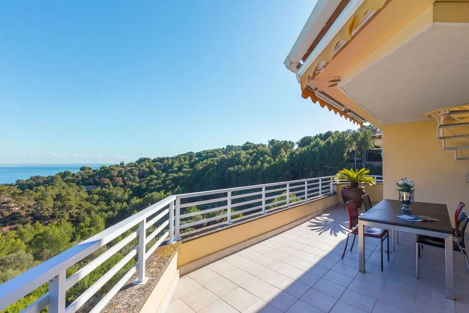Ático modernizado con solárium e impresionantes vistas al mar