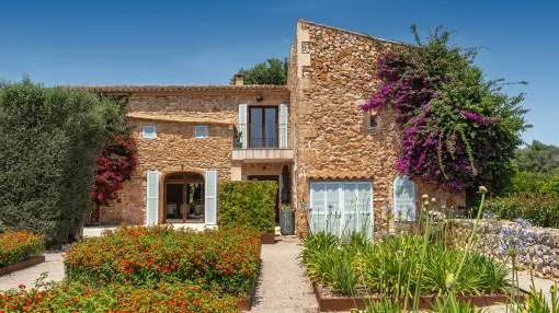 Finca mediterránea con absoluta privacidad, zona SPA, pista de tenis y vistas panorámicas
