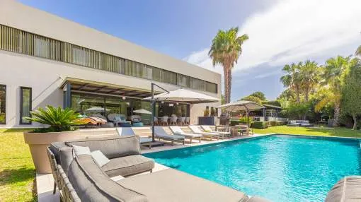 Villa moderna con vistas al mar en una ubicación céntrica