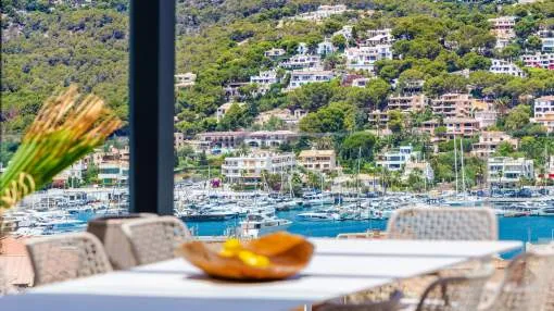 Villa exclusiva y moderna de nueva construcción con vistas al puerto y panorámicas