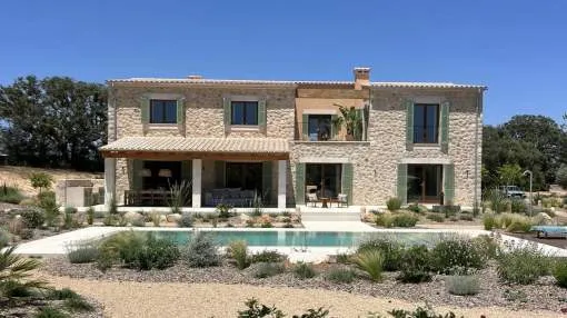 Elegante finca de nueva construcción con equipamiento de alta calidad, jardín de ensueño y fantásticas vistas panorámicas