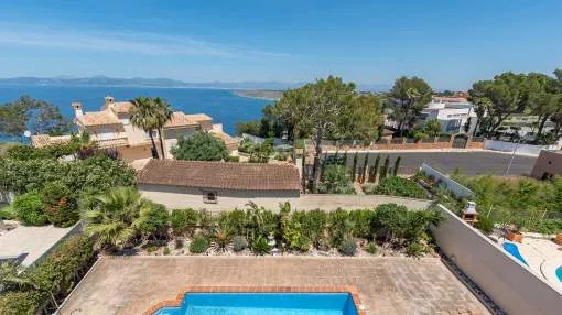 Chalet con licencia de alquiler y fantásticas vistas de la costa de Palma en segunda línea de mar