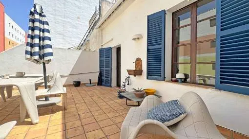 Encantador ático con una amplia terraza y potencial de reforma