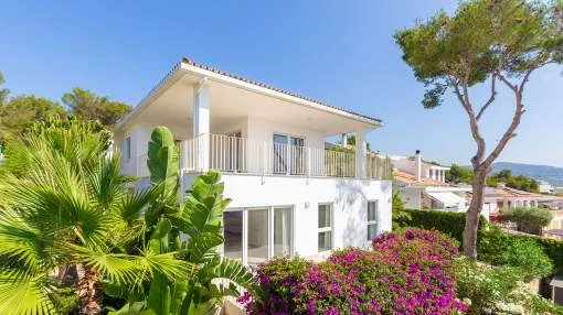 Villa de lujo reformada en una tranquila zona residencial cerca de la playa Villa de lujo reformada en una tranquila zona residencial cerca de la playa