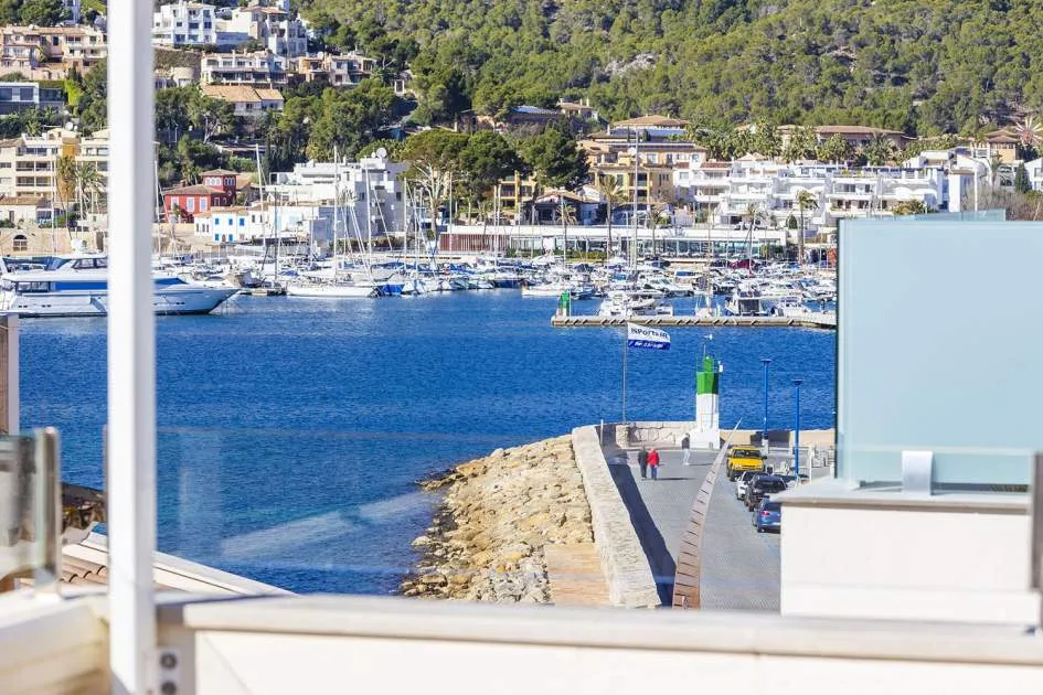Ático completamente reformado con vistas al puerto y al mar