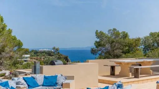 Villa con vistas al mar y potencial de desarrollo en una ubicación privilegiada