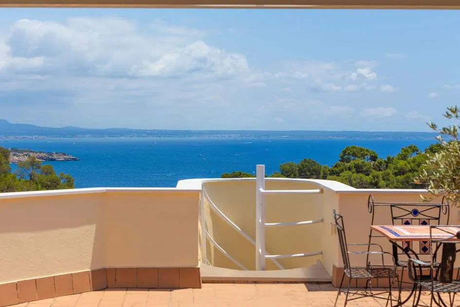 Ático modernizado con solárium e impresionantes vistas al mar