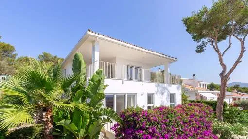 Villa de lujo reformada en una tranquila zona residencial cerca de la playa Villa de lujo reformada en una tranquila zona residencial cerca de la playa