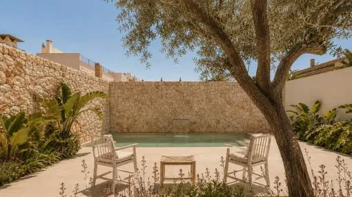 Nobleza mediterránea en : casa adosada con patio, piscina y vistas panorámicas