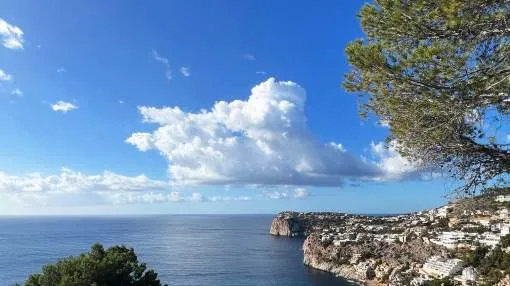 Cala Llamp – Solar con licencia de obra concedida y vistas panorámicas y al mar