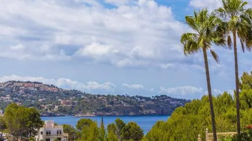 Chalet mediterráneo con vistas panorámicas al mar en tranquila zona residencial
