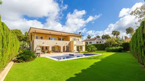 Villa mediterránea con gran potencial en un entorno tranquilo