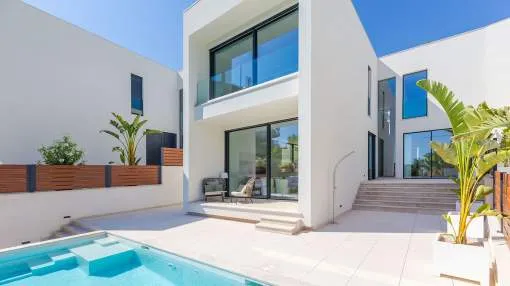 Moderna villa de lujo con piscina y vistas panorámicas para primera ocupación